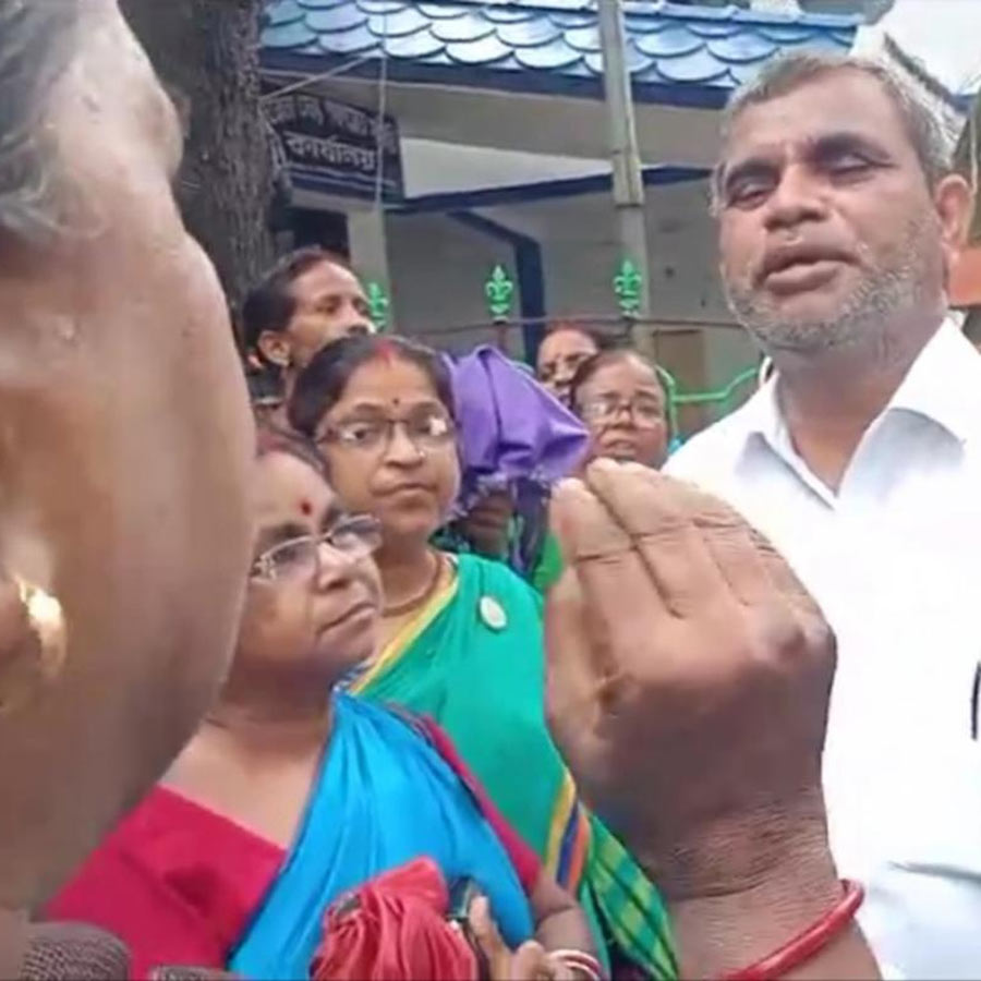 Protests arose over low salary of Anganwadi workers in Chandrakona Road