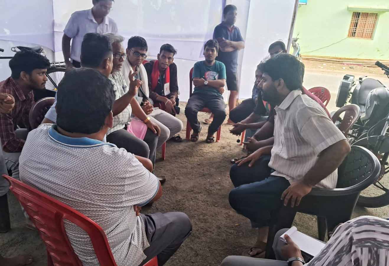 বালেশ্বরে আত্মঘাতী ছাত্রীর বাড়িতে এসএফআই এবং সিপিএম নেতৃত্ব।