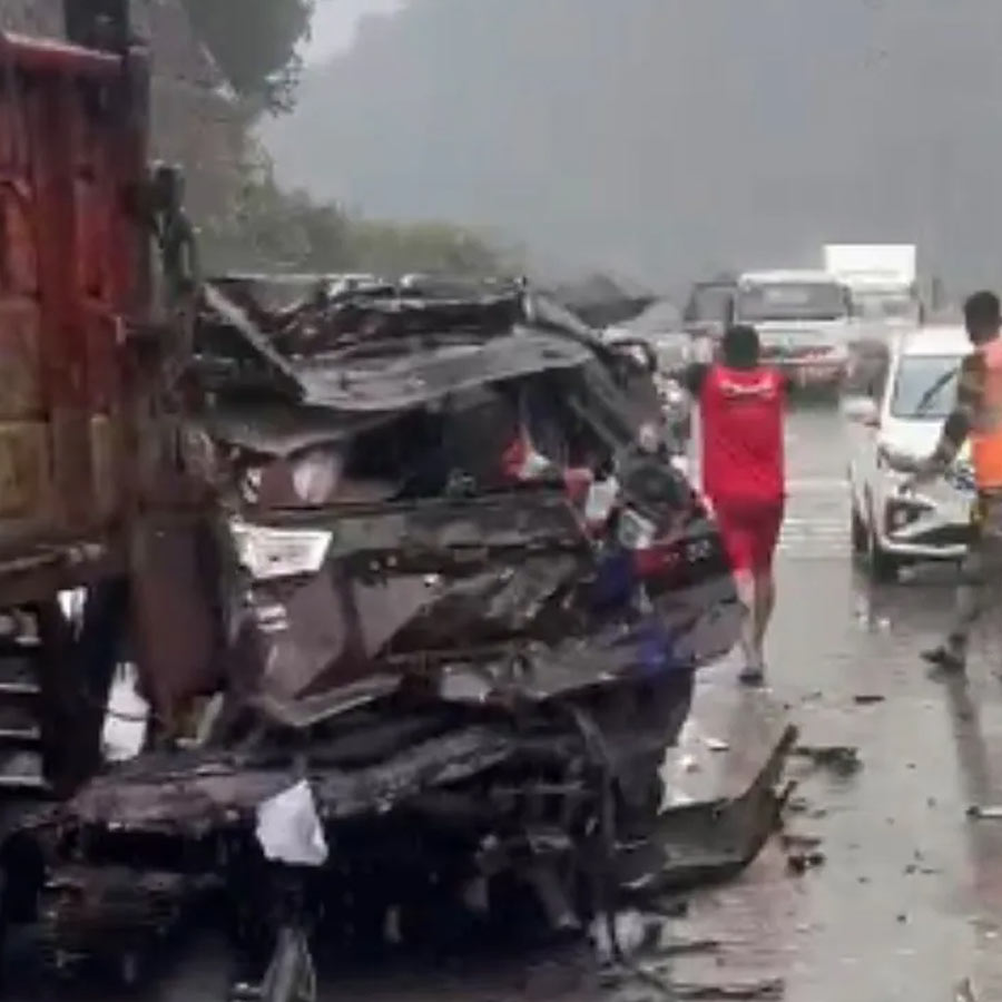 Track rams over vehicles on Mumbai-Pune Expressway, woman killed dgtl