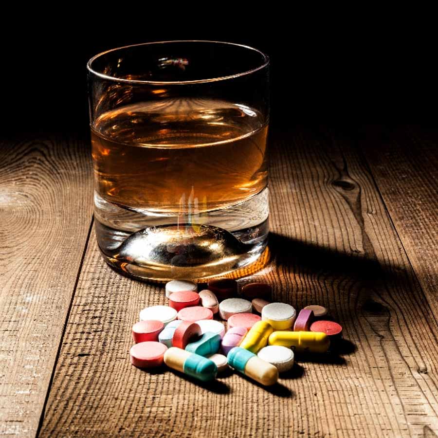 Here are seven types of medicines that must never consumed with Alcohol