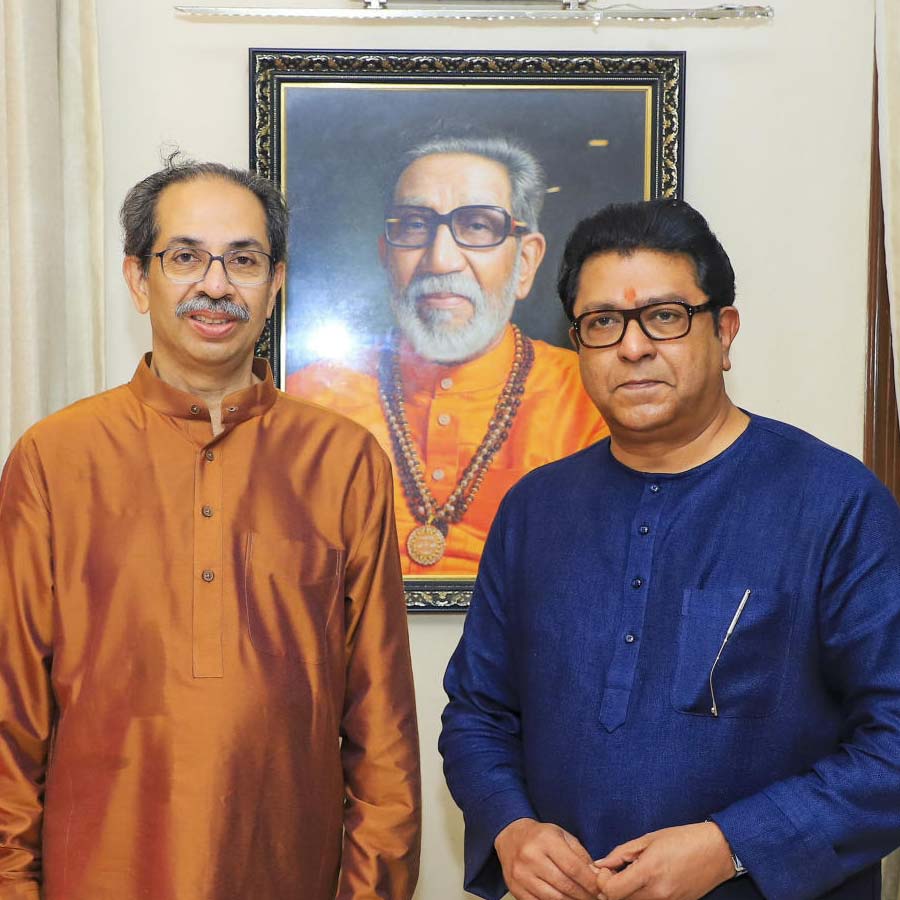 Raj Thackeray enters Matoshree after 6 years with roses for cousin Uddhav dgtl