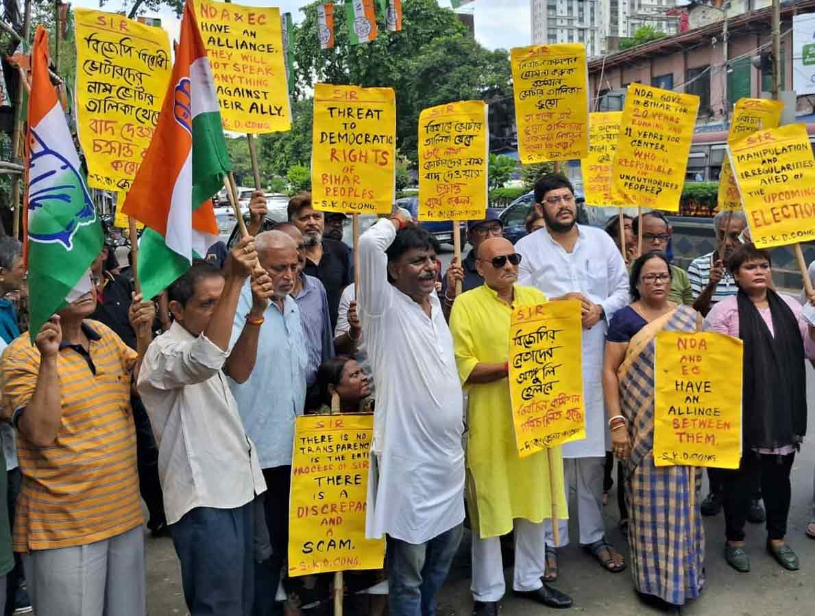 বিশেষ নিবিড় সমীক্ষার (এসআইআর) নামে ভোটাধিকার খর্ব করার প্রতিবাদে কংগ্রেসের বিক্ষোভ। দক্ষিণ কলকাতায়।