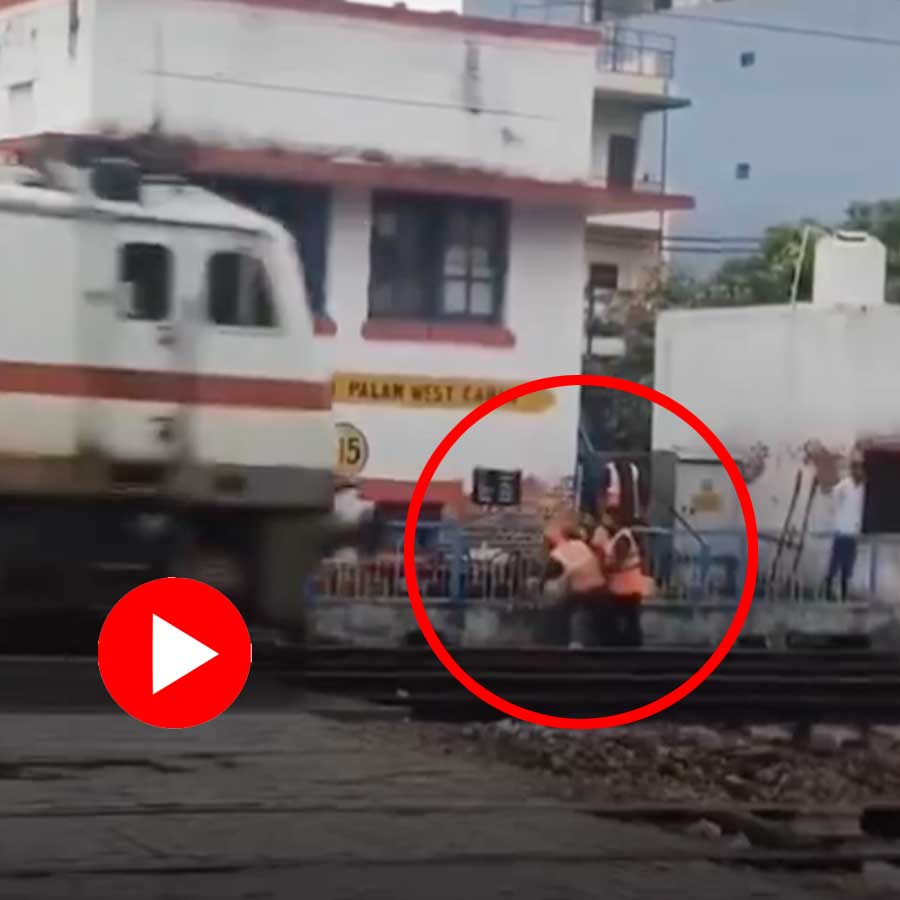 Video claims railway cleaning staffs save woman in Delhi