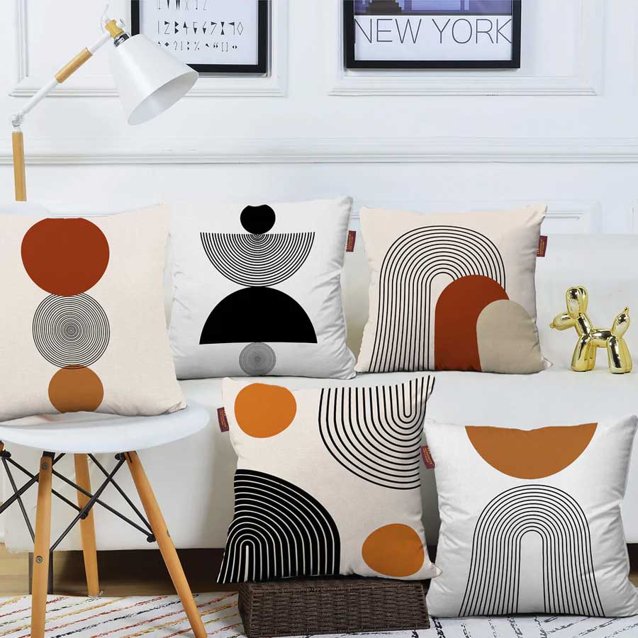 জ্যামিতিক নকশার কুশনের ঢাকনাও কিন্তু অন্দরসজ্জার সঙ্গে মানানসই হতে পারে।