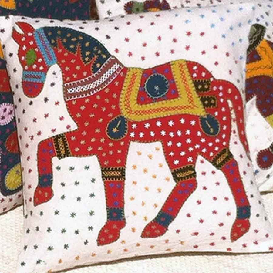 ফুলপাতার বাইরে বন্যপ্রাণের অ্যাপ্লিকের কাজের কুশন কভারও হতে পারে নজরকাড়া।