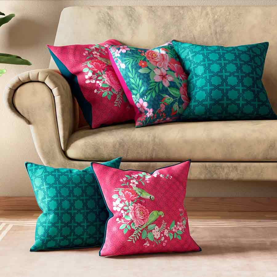 ভেলভেটের উপর কারুকাজ করা কুশন কভারও বেছে নেওয়া যায় ঘর সাজানোর জন্য।