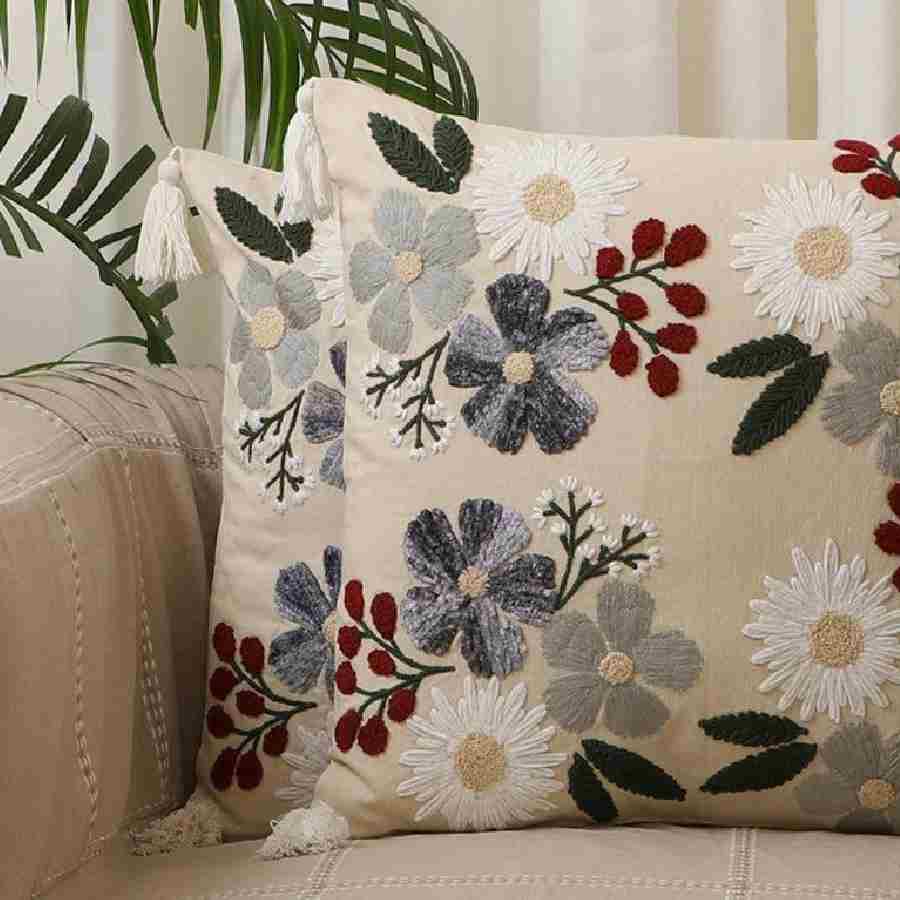 সুতো দিয়ে তোলা হয়েছে ফুলেল নকশা। এমন কুশন কভারও কিন্তু ছিমছাম অন্দরসজ্জায় মানানসই।