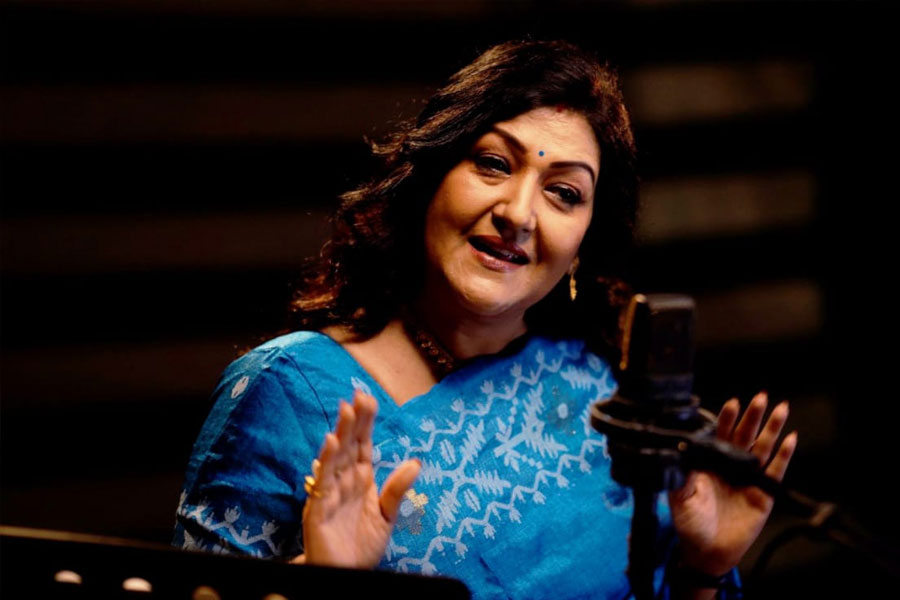 গানের মুহূর্তে জোনাকি মুখোপাধ্যায়।