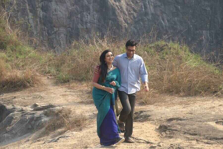 ‘গুডবাই মাউন্টেন’ ছবির শুটিংয়ে ঋতুপর্ণা সেনগুপ্ত, ইন্দ্রনীল সেনগুপ্ত।