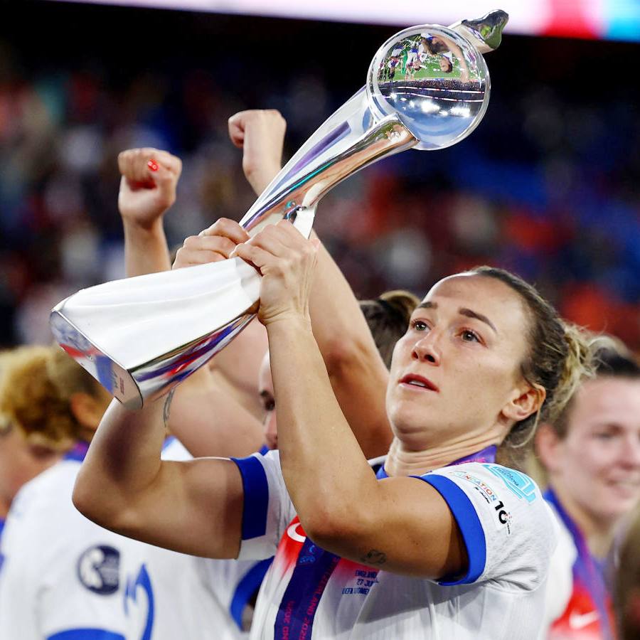 ইউরো কাপ হাতে লুসি ব্রোঞ্জ।