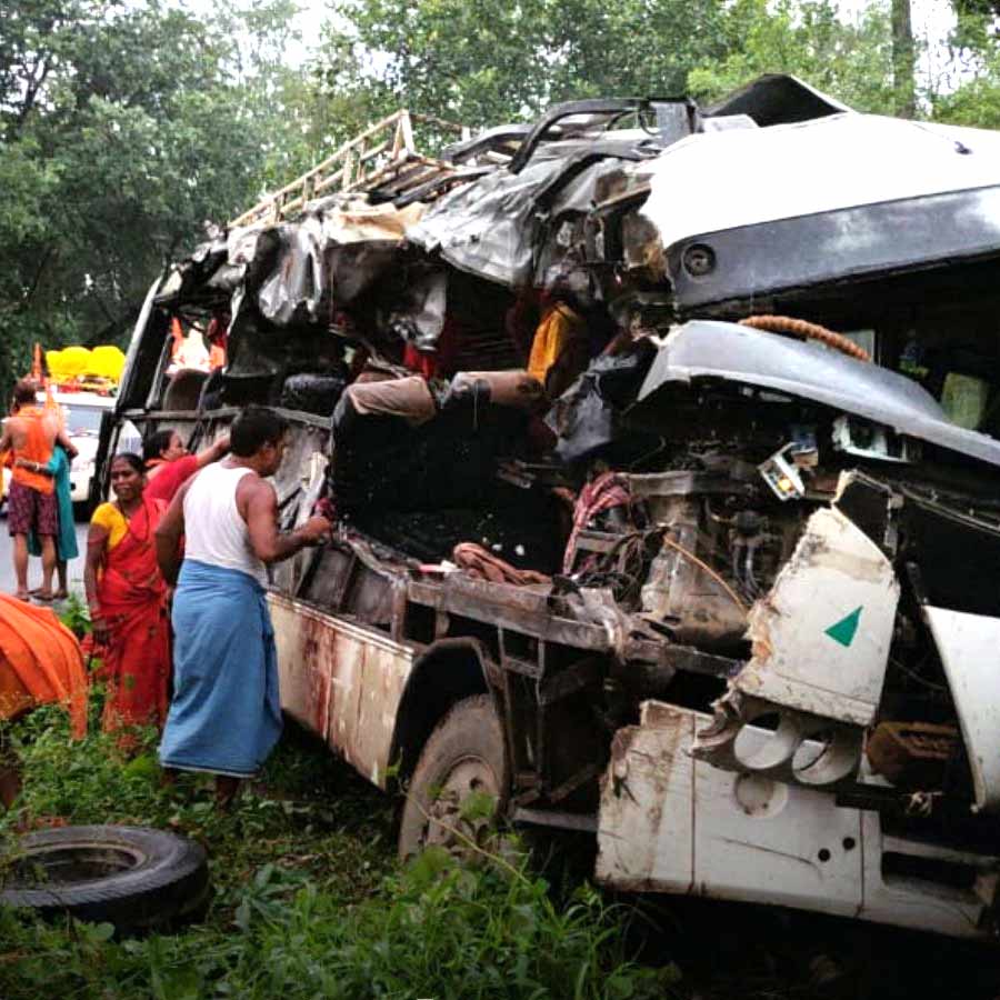 Several deaths after bus carrying pilgrims collides with truck in Deoghar of Jharkhand dgtl