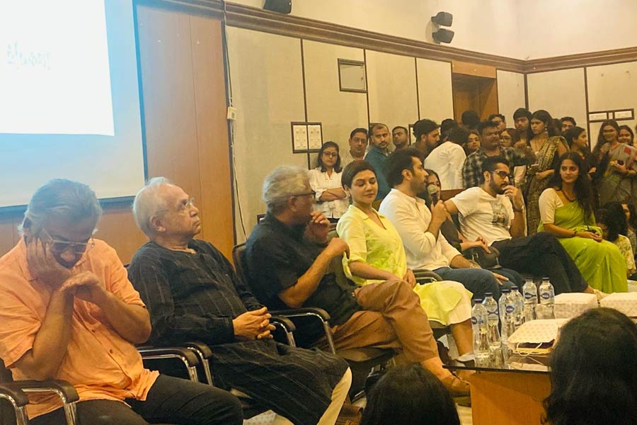 আলোচনা সভায় টিম ‘পুতুল নাচের ইতিকথা’।