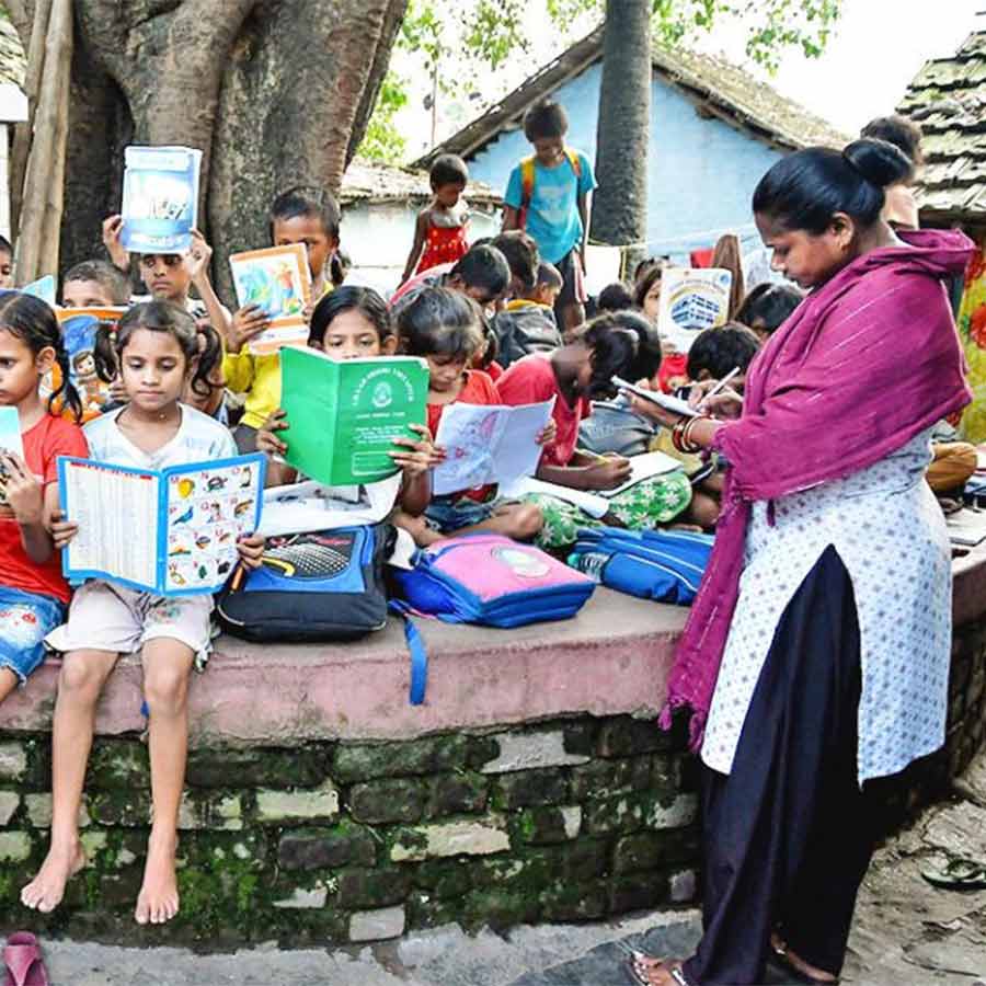 Howrah's child labor school closed during Covid, now classes are held under the open sky in the slums