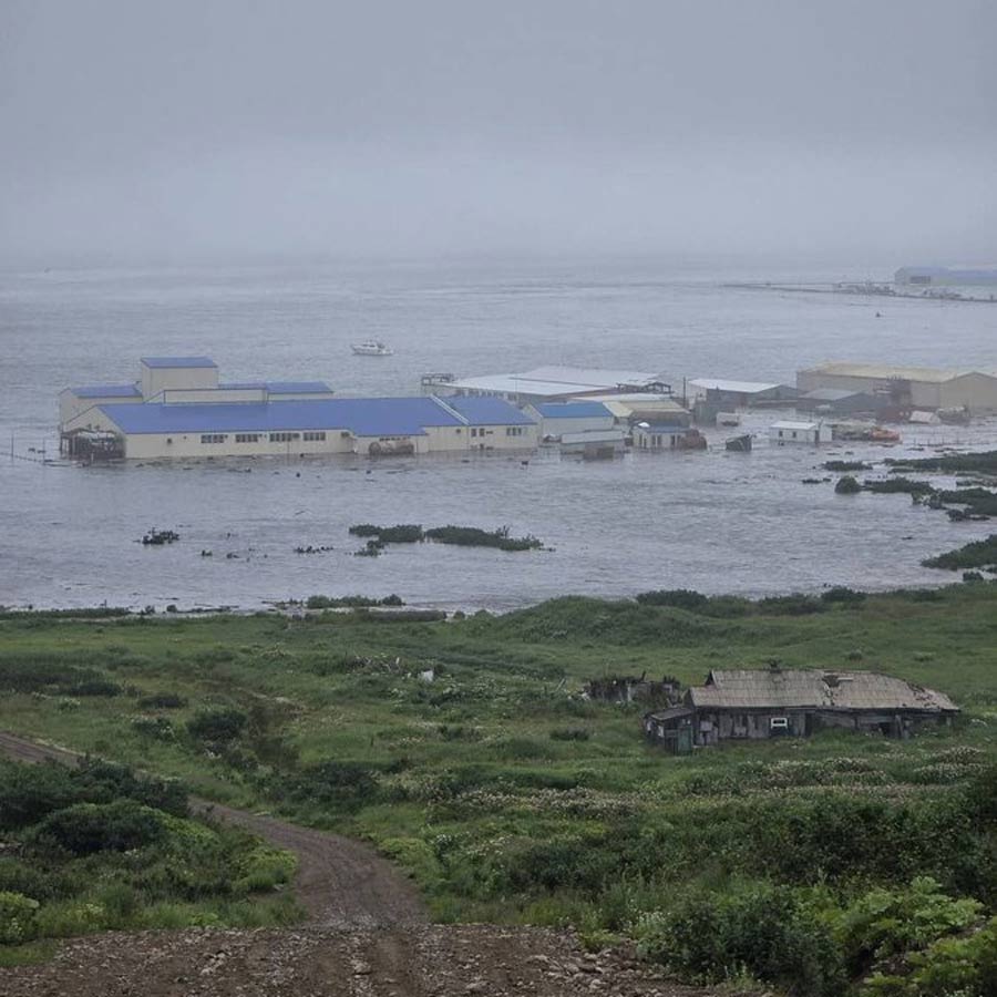Tsunami hits Russia after 8.8 magnitude earthquake