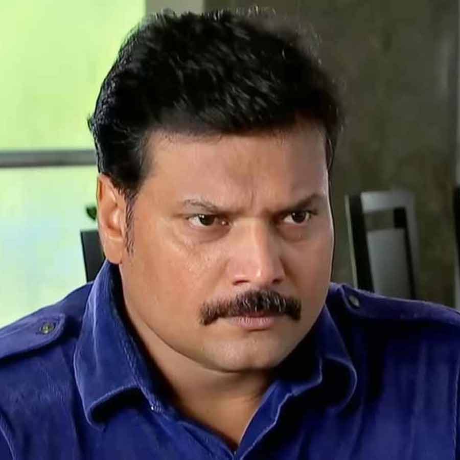 ‘সিআইডি’তে ইনস্পেক্টর দয়ার চরিত্রে অভিনয় করে রাতারাতি জনপ্রিয় হয়ে উঠেছিলেন দয়ানন্দ চন্দ্রশেখর শেট্টি। ধারাবাহিকের মাধ্যমেই দয়ানন্দের সঙ্গে আলাপ হয়েছিল মোনার। এই ধারাবাহিকে মোনার সঙ্গে দয়ানন্দের বেশ ভাল সম্পর্ক ছিল। শোনা যায়, সেই সম্পর্ক থেকে এক কন্যাসন্তানেরও জন্ম দিয়েছিলেন মোনা।