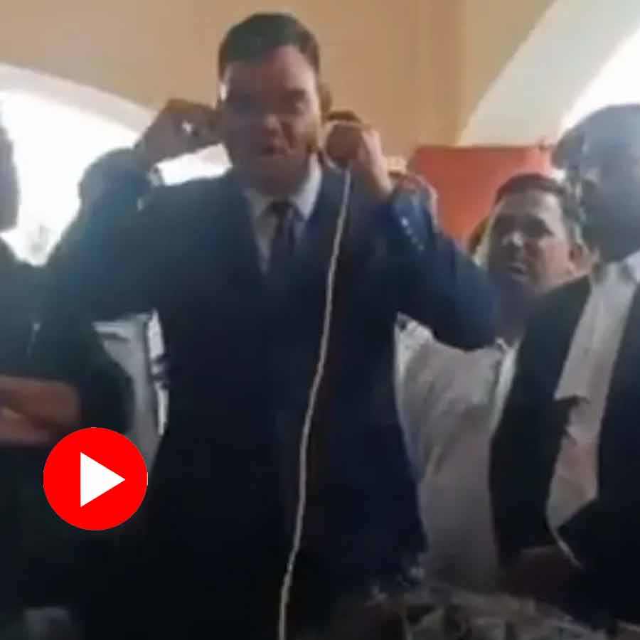 Video shows IAS officer doing Sit-Ups in front of protesting lawyers in Uttar Pradesh’s Shahjahanpur