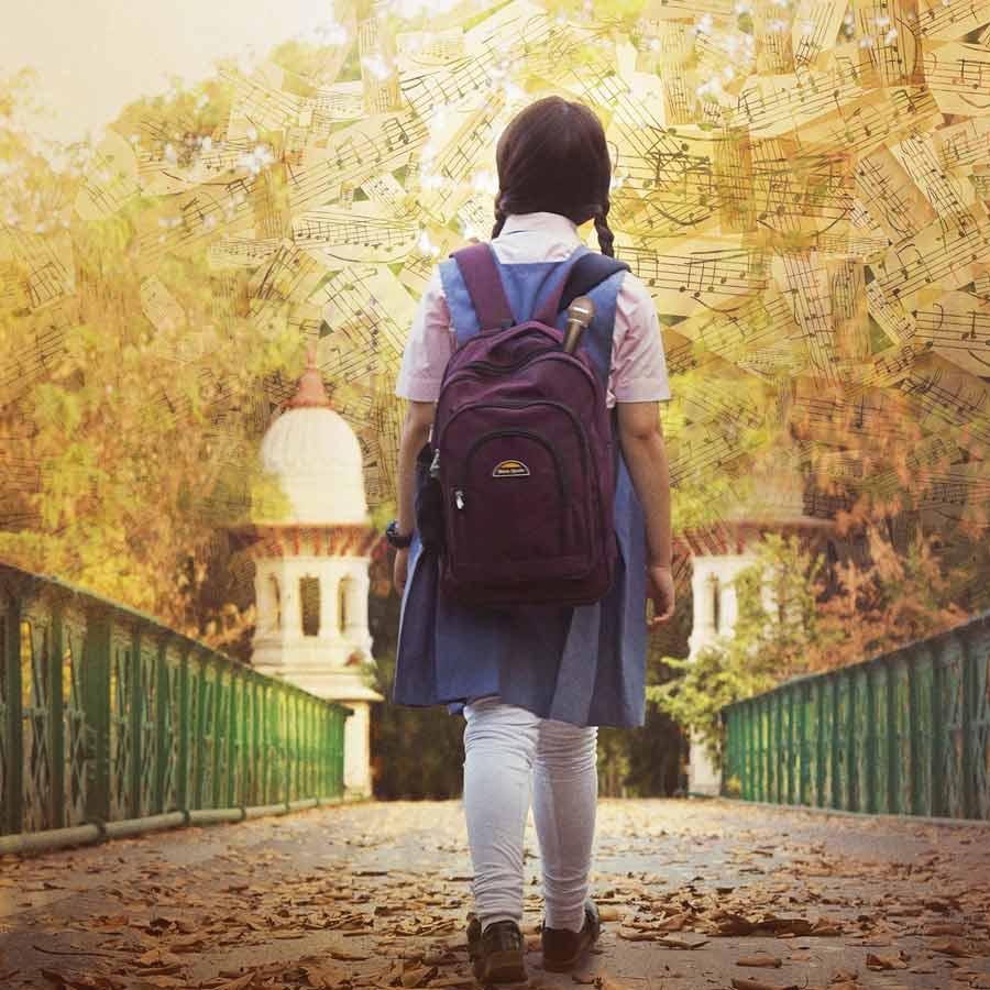 রানি মুখোপাধ্যায়ের ‘মরদানি’, আমির খানের ‘সিক্রেট সুপারস্টার’-এর মতো একাধিক হিন্দি ছবিতে অভিনয় করেছেন মোনা। ২০২২ সালে ‘তারা ভার্সেস বিলাল’ ছবিতে শেষ দেখা গিয়েছিল তাঁকে।