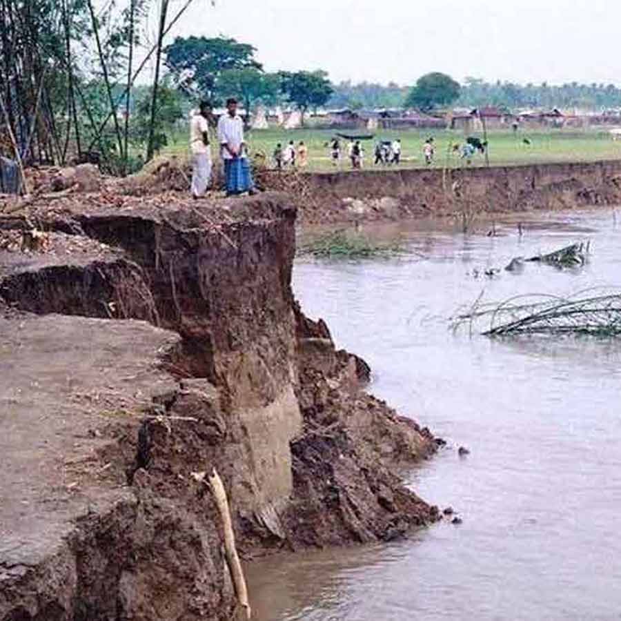 The project to prevent the erosion of the Ganga is starting in December, the outline was decided in a meeting of three states including West Bengal