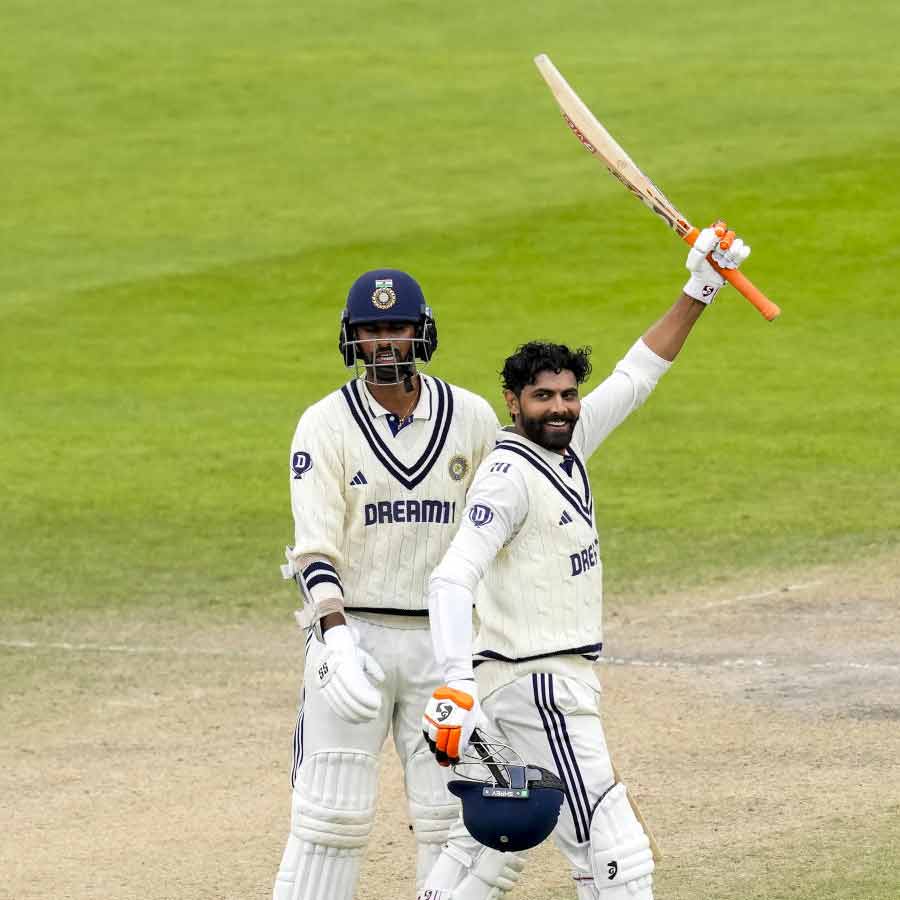 সেয়ানে সেয়ানে লড়াই হচ্ছে গোটা সিরিজ়ে। চলছে রেকর্ড ভাঙাগড়ার খেলা। ২-১ ফলাফলে পিছিয়ে থেকে ম্যাঞ্চেস্টারে নেমে দুর্দান্ত ব্যাটিং করে ম্যাচ ড্র করেছে ভারত। এই অবস্থায় বৃহস্পতিবার ওভালে খেলতে নামছে দুই দল।