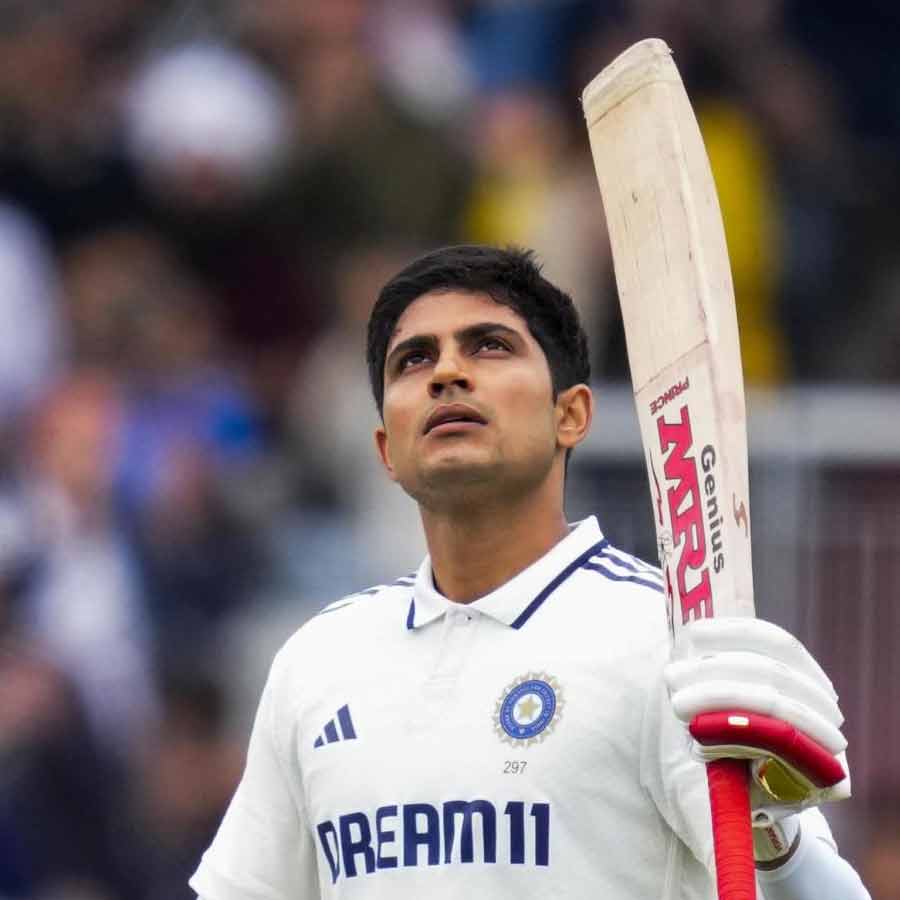 একটি ইনিংস বাদ দিলে গোটা সিরিজ়েই ভাল ব্যাট করেছেন রাহুল-গিলেরা। ভারতীয় ব্যাটারদের ব্যাট থেকে এসেছে একাধিক শতরান, দ্বিশতরানও। এই অবস্থায় ভারতীয় সমর্থকেরা তাকিয়ে ওভালের দিকে। এই ম্যাচেও কি শতরান আসবে শুভমনদের ব্যাট থেকে?