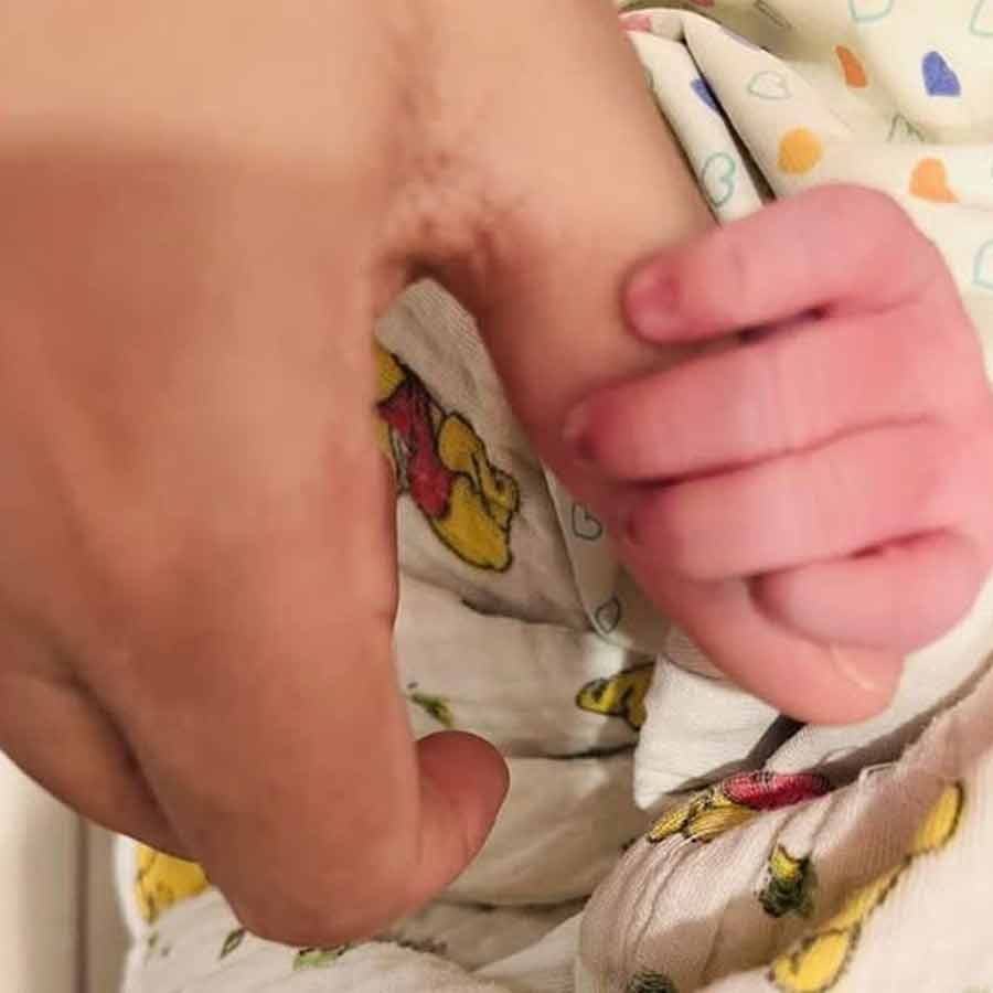 শিশু কন্যার ছবি সমাজসাধ্যমে ভাগ করে নিয়েছেন অভিনেতা।