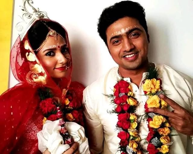 বাস্তবে এই সাজে দেব-শুভশ্রীকে দেখতে চেয়েছিলেন অনুরাগীরা।