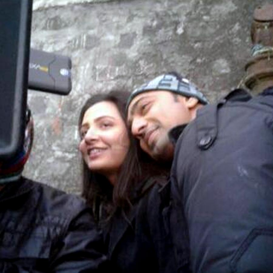 শুটিংয়ের অবসরে দেব-শুভশ্রী। 