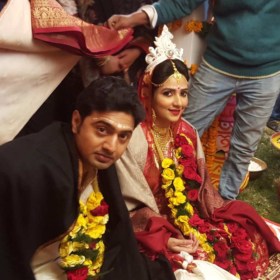 শুটিংয়ের অবসরে দেব-শুভশ্রী। 