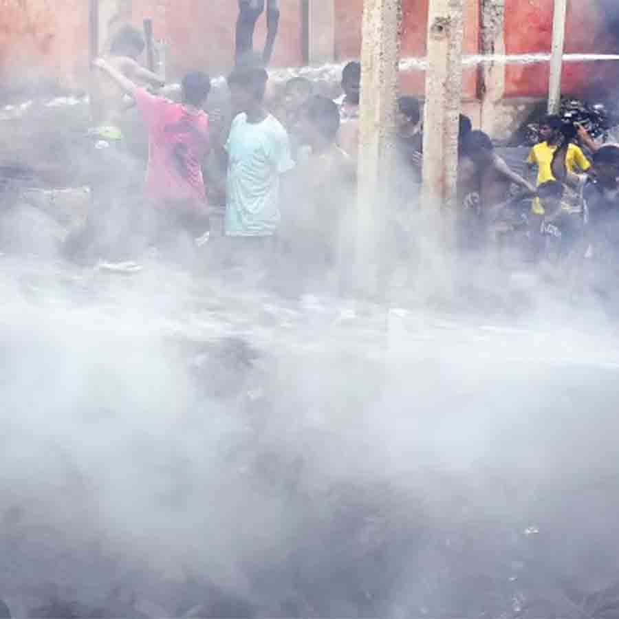 Local teenagers fought to save slum from warehouse fire near EM Bypass