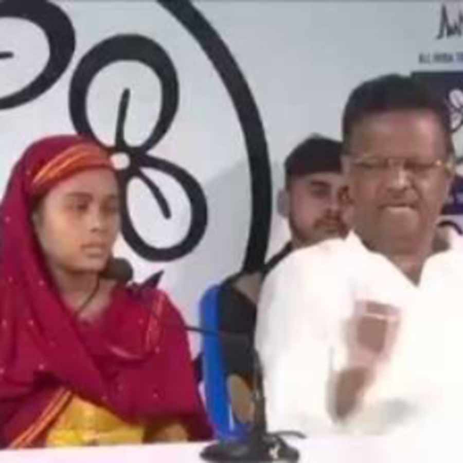 তৃণমূল ভবনে দিল্লিতে হেনস্থার শিকার সাজনুর (মাঝে)।