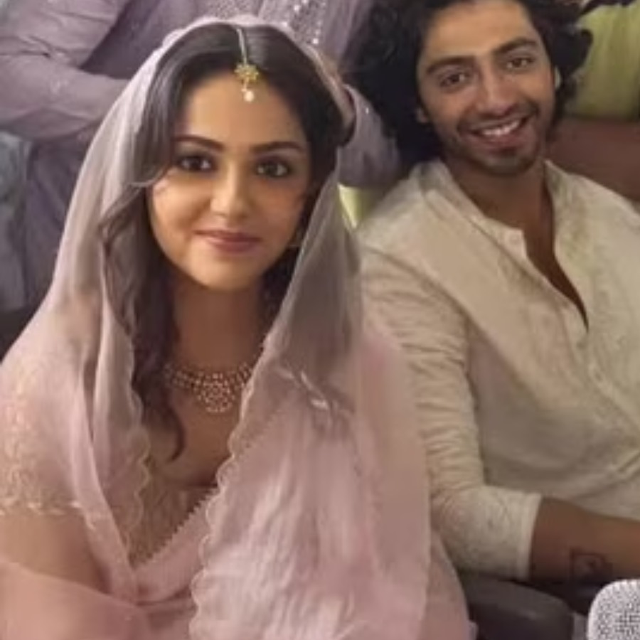 প্যাস্টেল গোলাপি রঙের বিয়ের শাড়িতে অনীত পড্ডা।