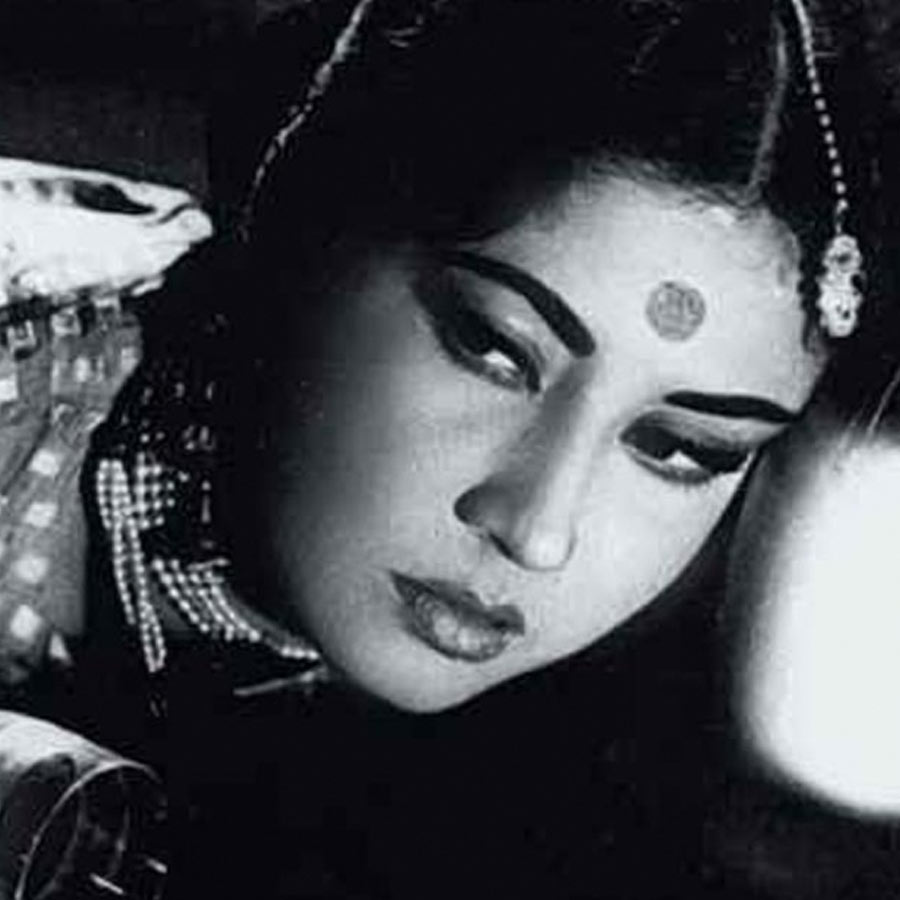 Special write-up on the famous actress Meena Kumari and her tragic life dgtl