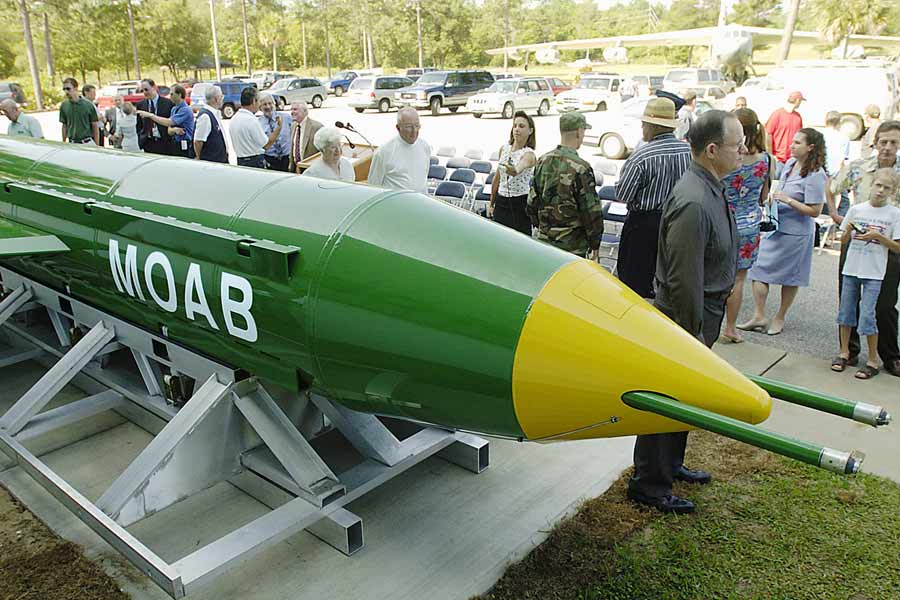 হাইপারসনিক ক্ষেপণাস্ত্রের (শব্দের চেয়ে পাঁচ গুণ গতিশীল) পর ‘সবচেয়ে শক্তিশালী’ অ-পরমাণু বোমা! আরও এক গণবিধ্বংসী মারণাস্ত্র প্রকাশ্যে এনে গোটা বিশ্বে ভয় ধরাল ‘ইউরোপের রুগ্ন মানুষ’। যুদ্ধবিমান থেকে ওই বোমা ছুড়ে মারলে চোখের নিমেষে গুঁড়িয়ে যেতে পারে শত্রু দেশের একাধিক শহর। পাশাপাশি, কৌশলগত পরিকাঠামো বা সামরিক ছাউনিকে পুরোপুরি নিশ্চিহ্ন করার ক্ষমতা রয়েছে তার। আর তাই চিন্তার ভাঁজ পড়েছে নয়াদিল্লির কপালেও।