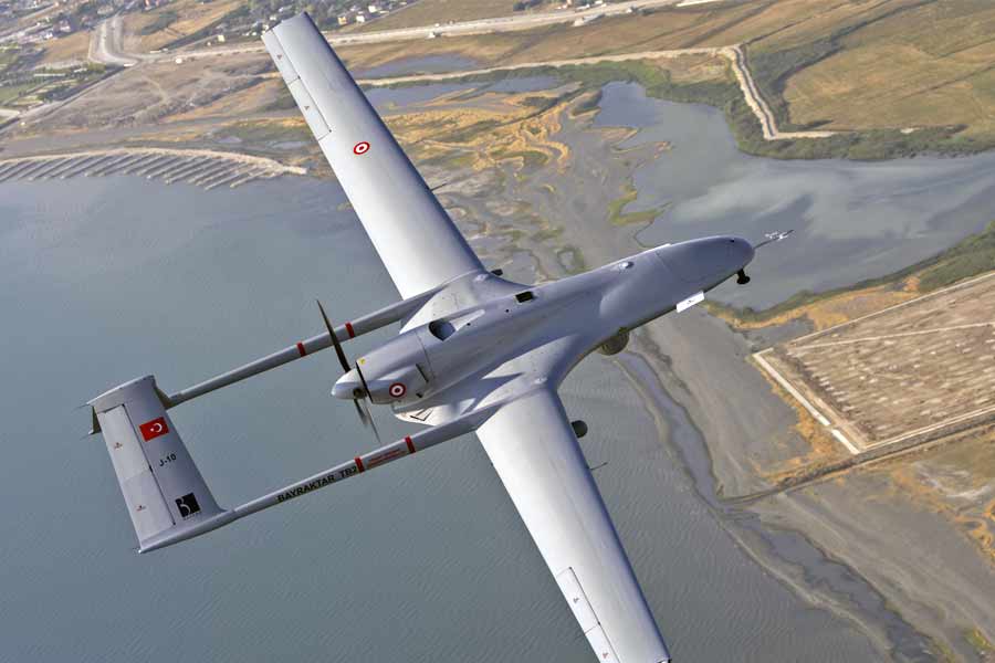 ‘ইউরোপের রুগ্ন মানুষ’ অর্থাৎ তুরস্ক। গত কয়েক বছরে দুনিয়ার বিভিন্ন প্রান্তে চলা সংঘর্ষে বার বার খবরের শিরোনামে এসেছে যাদের একাধিক হাতিয়ার। সেই তালিকায় রয়েছে ‘বের‌্যাক্টার টিবি-২’ হামলাকারী ড্রোন থেকে শুরু করে রকেট এবং ক্ষেপণাস্ত্র। এ বার কি সেখানে যুক্ত হবে আঙ্কারার তৈরি ‘সবচেয়ে শক্তিশালী’ অ-পরমাণু বোমা? না কি কোনও যুদ্ধের প্রস্তুতি নিচ্ছেন প্রেসিডেন্ট রিচেপ তায়িপ এর্ডোয়ান? উঠছে প্রশ্ন।