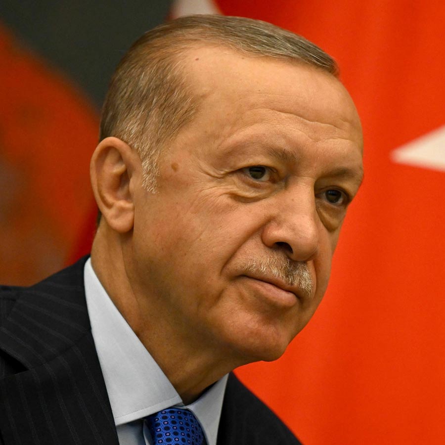 চলতি বছরের জুলাইয়ে ১৭তম ‘আন্তর্জাতিক প্রতিরক্ষা শিল্প মেলা ২০২৫’-এর আয়োজন করে তুর্কি প্রশাসন। সেখানেই ‘সবচেয়ে শক্তিশালী’ গণবিধ্বংসী অ-পরমাণু-সহ জোড়া বোমা প্রথম বার প্রকাশ্যে আনে আঙ্কারা। সেগুলির একটির নাম গাজ়াপ। স্থানীয় ভাষায় যার অর্থ হল ক্রোধ। দ্বিতীয়টি হল হায়ালেট বা ভূত। দু’টি বোমাই তৈরি করেছে প্রেসিডেন্ট এর্ডোয়ানের জাতীয় প্রতিরক্ষা মন্ত্রকের নিয়ন্ত্রণাধীন গবেষণা এবং উন্নয়নকেন্দ্র (রিসার্চ অ্যান্ড ডেভেলপমেন্ট সেন্টার)