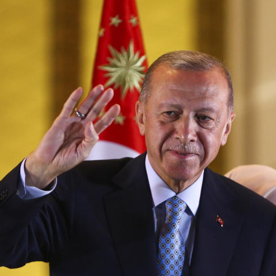 গত ২২ জুলাই প্রথম বার একটি হাইপারসনিক ব্যালেস্টিক ক্ষেপণাস্ত্র প্রকাশ্যে আনেন তুর্কি প্রেসিডেন্ট রিচেপ তায়িপ এর্ডোয়ান। হাতিয়ারটির নাম ‘টাইফুন ব্লক-৪’ রেখেছে আঙ্কারার বাহিনী। দেশের অন্যতম বড় শহর ইস্তানবুলে চলা ‘আন্তর্জাতিক প্রতিরক্ষা শিল্প মেলা ২০২৫’-এ প্রদর্শিত ওই হাইপারসনিক ক্ষেপণাস্ত্রের শক্তি নিয়ে ইতিমধ্যেই সামনে এসেছে একাধিক রিপোর্ট।