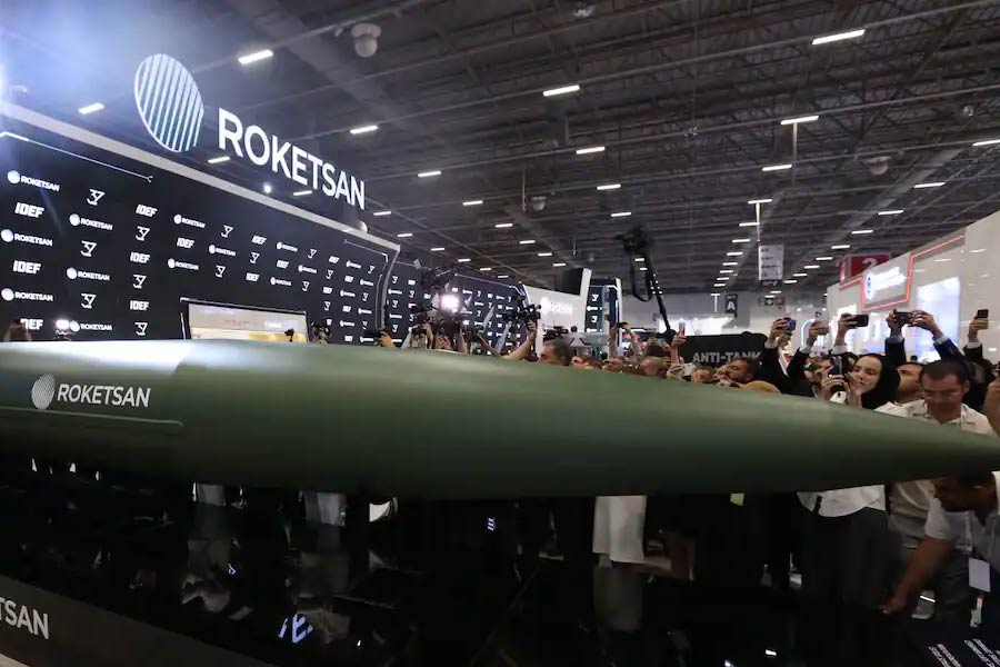 দেশের সবচেয়ে জনপ্রিয় প্রতিরক্ষা সংস্থার তৈরি ‘টাইফুন ব্লক ৪’-এর গতিবেগ অবশ্য প্রকাশ্যে আনেনি তুরস্ক। তবে প্রতিরক্ষা বিশ্লেষকদের অনুমান, আট ম্যাক (শব্দের গতিবেগের প্রায় আট গুণ) বেগে ছুটে গিয়ে নিখুঁত নিশানায় হামলা করতে পারবে আঙ্কারার হাতিয়ার। এ-হেন একের পর এক ‘ব্রহ্মাস্ত্র’ তুর্কি সেনার হাতে চলে আসায় ঘুম উড়েছে প্রতিবেশী গ্রিসের। কারণ, আথেন্সের সঙ্গে দীর্ঘ দিন ধরেই সীমান্ত বিবাদ রয়েছে আঙ্কারার।