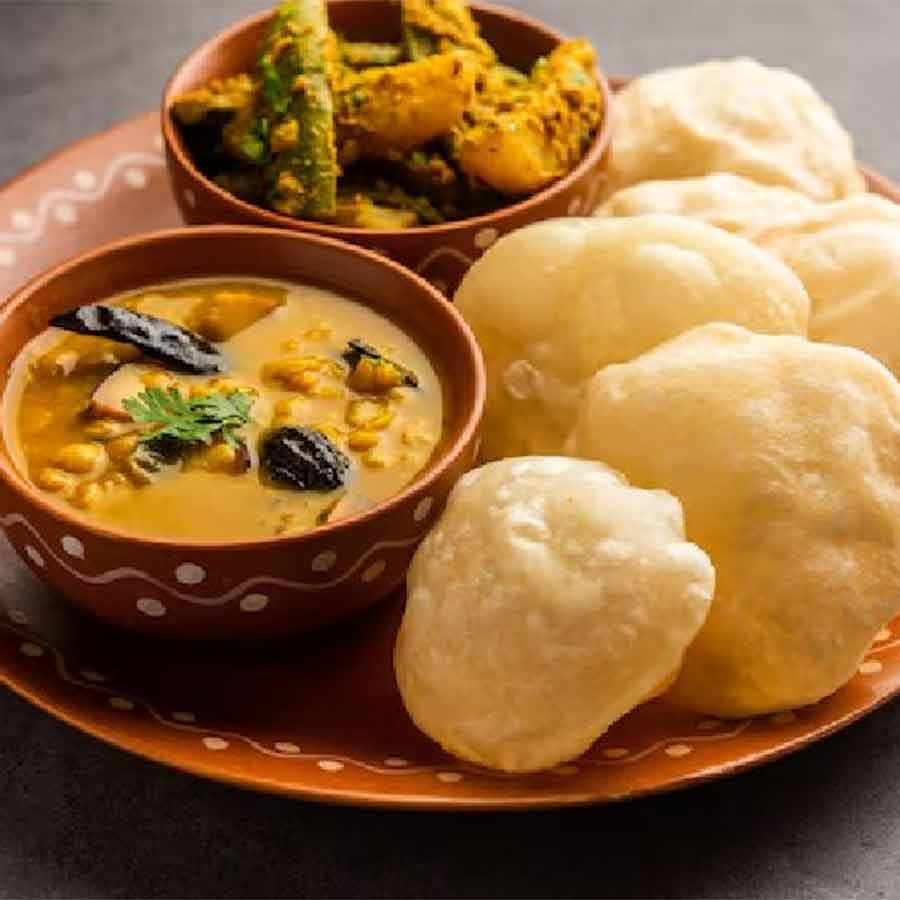 এক ধরনের বড় লুচি পাওয়া যায়। তার নাম হাতিপায়া লুচি।