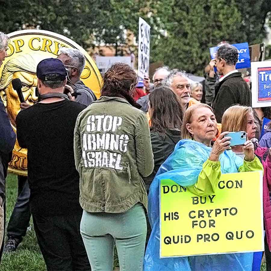 প্রতিবাদ: ক্রিপ্টো-নৈশভোজের বিরুদ্ধে নাগরিক জমায়েত।