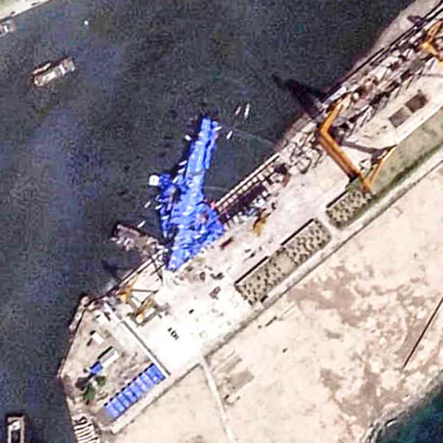 বিধ্বস্ত: রণতরী ডেস্ট্রয়ার। 