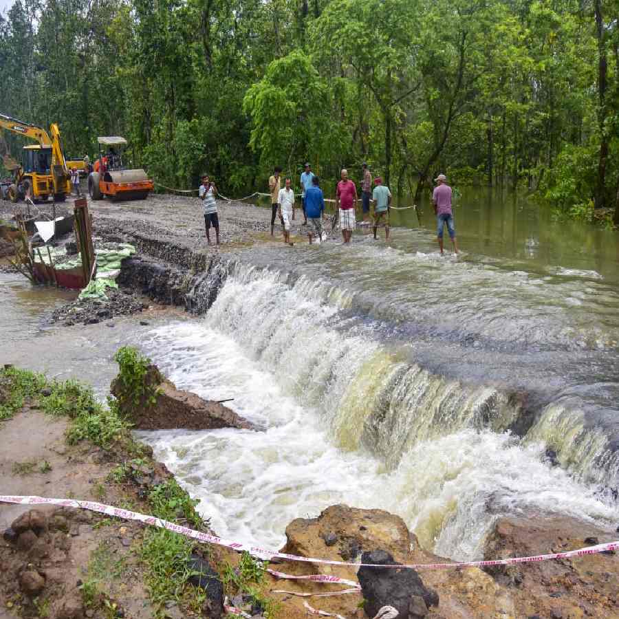 অসমের কামরূপে ভেসে গিয়েছে ১৭ নম্বর জাতীয় সড়কের একাংশ।