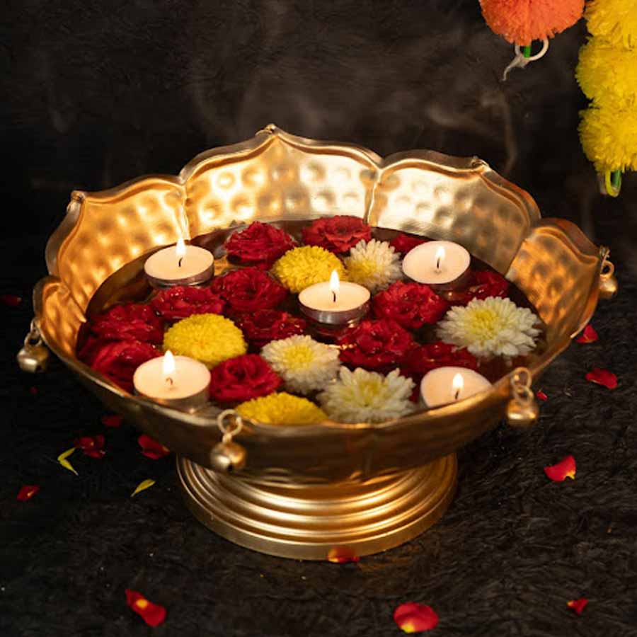 এ ভাবে ফুল সাজালেও উৎসবে দেখতে ভাল লাগবে।