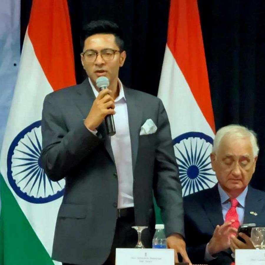 (বাঁ দিকে) মালয়েশিয়ার কুয়ালামপুরে অভিষেক বন্দ্যোপাধ্যায়। সলমন খুরশিদ (ডান দিকে)।