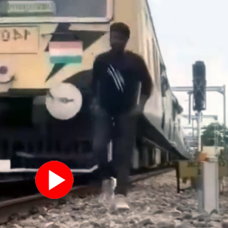 Video of man falling down while speeding train arrived goes viral dgtl