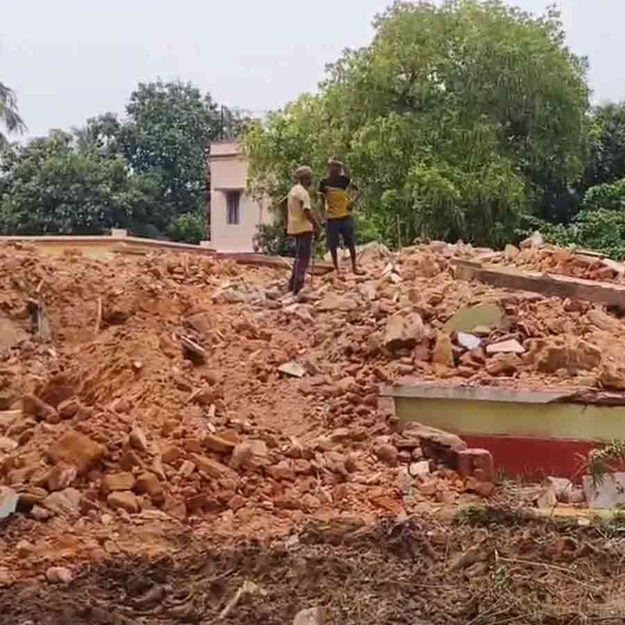 শান্তিনিকেতনে গুঁড়িয়ে দেওয়া হল অবন-স্মৃতির ‘আবাস’! পুরসভার নিষেধাজ্ঞা সত্ত্বেও কী ভাবে ভাঙা হল, উঠছে প্রশ্ন