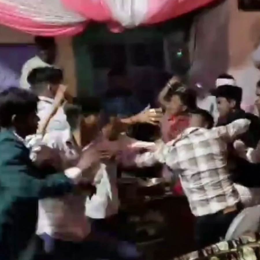 কুলারের হাওয়া পাবেন কারা!  বিয়ের আসরে বচসায় একে অপরের দিকে চেয়ার ছুড়ল বর-কনের পরিবার