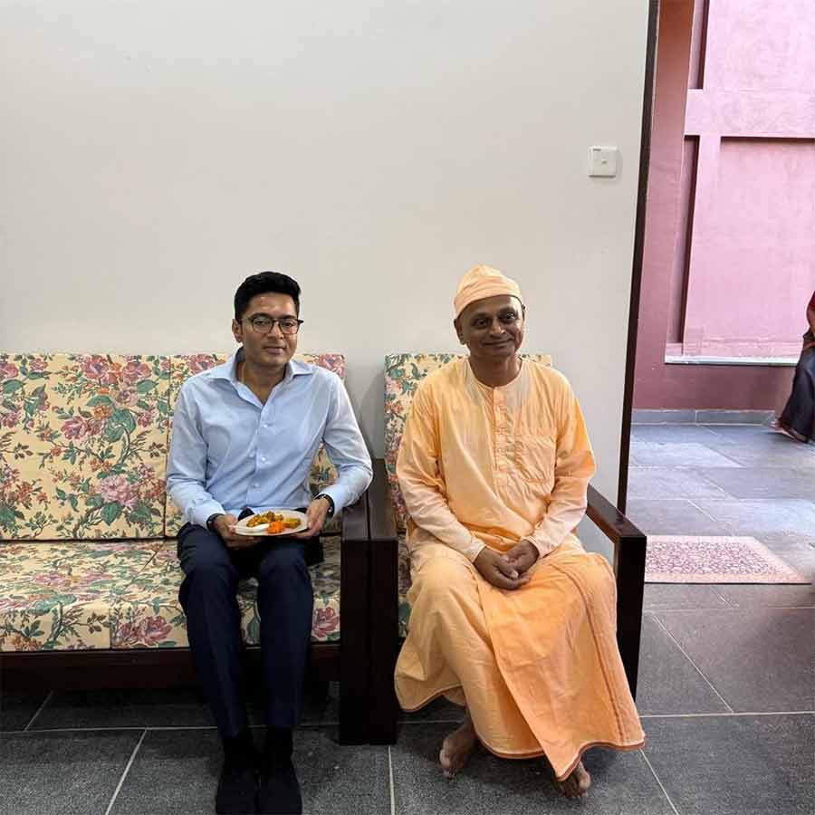 কুয়ালালামপুরে রামকৃষ্ণ মিশনে তৃণমূল কংগ্রেসের সর্বভারতীয় সাধারণ সম্পাদক অভিষেক বন্দ্যোপাধ্যায়।