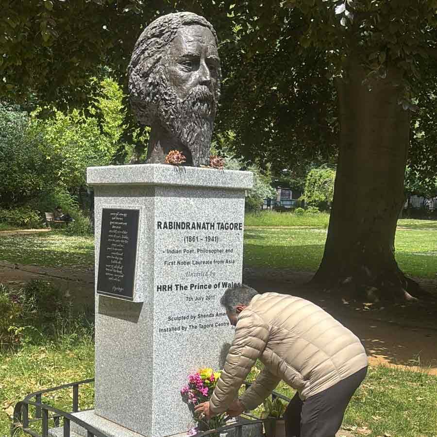 লন্ডনে টেগোর পার্কে বিজেপি সাংসদ শমীক ভট্টাচার্য।