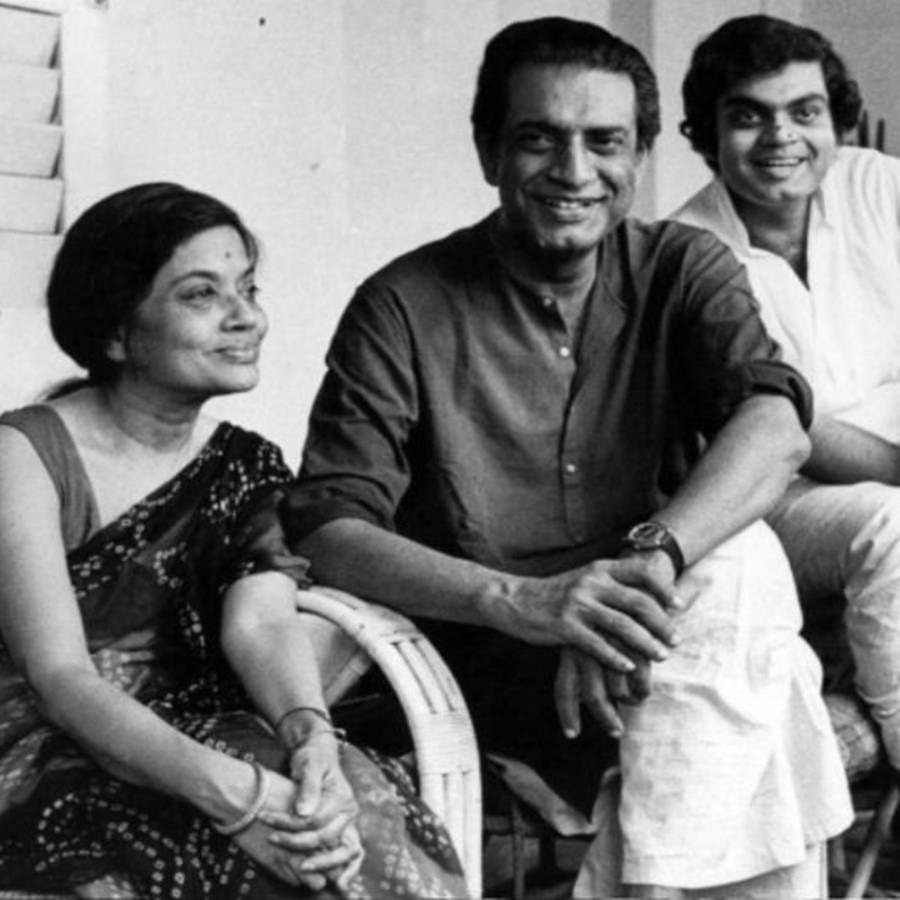 এক ফ্রেমে বিজয়া, সত্যজিৎ, সন্দীপ রায়।