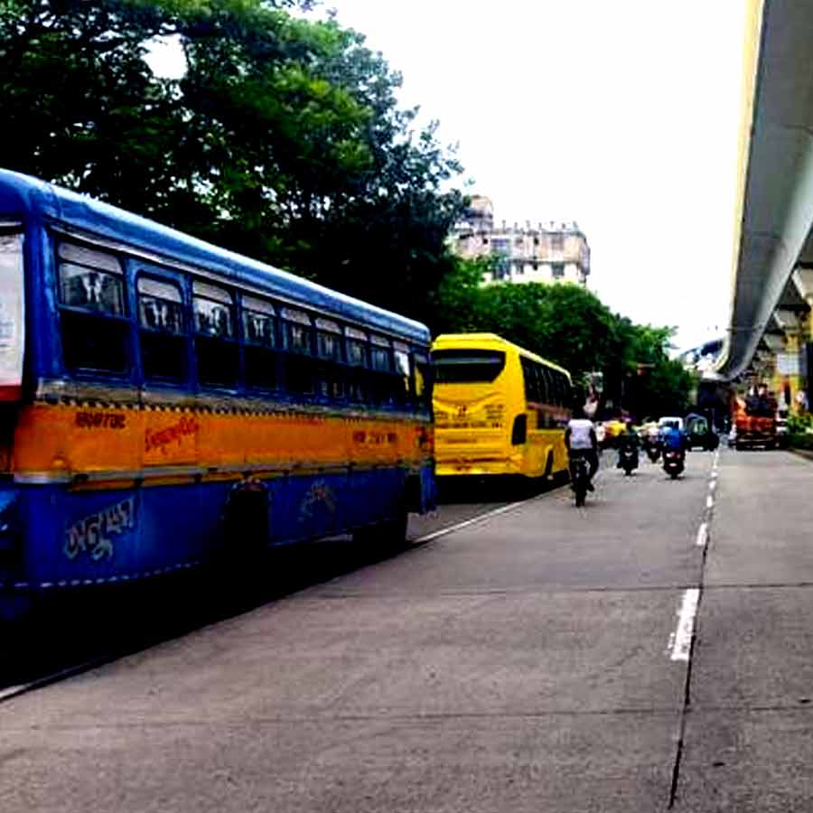 Woman dies in accident in Behala after falling from bus dgtl